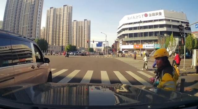 北京一男子开车故意冲撞等红灯外卖小哥被刑拘