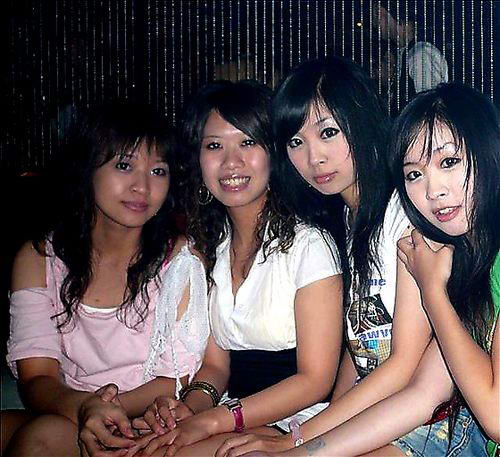 北京酒吧黑夜里疯玩的女人
