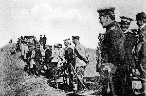 八国联军占领北京后，联军总司令瓦德西（中）来到跑马场观看赛马比赛，当时看台还没有修好。