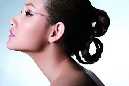 夏日妆容“穿的少”才好看