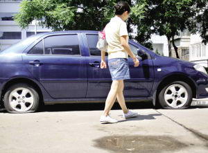 北京一小区十余辆汽车被扎 均为日本品牌(图)