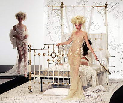 别开生面的“床上”时装秀