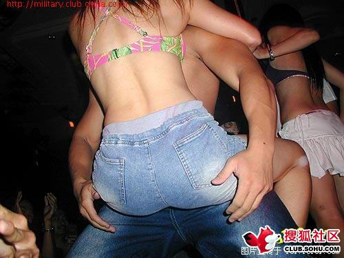 深夜北京三里屯酒吧里疯狂一幕