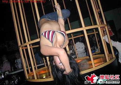 深夜北京三里屯酒吧里疯狂一幕