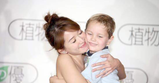 北京年轻人组“抱抱团”街头拥抱陌生人