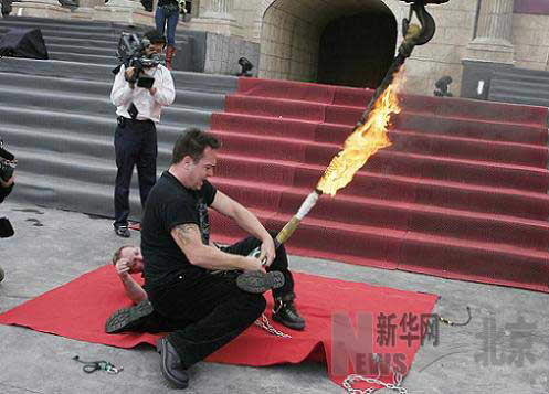  北京欢乐谷上演“生死时速”逃脱大师登台献艺