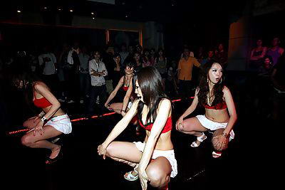 北京酒吧黑夜里疯玩的女人