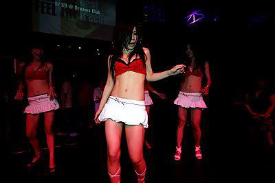 北京酒吧黑夜里疯玩的女人