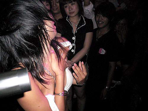 北京酒吧黑夜里疯玩的女人