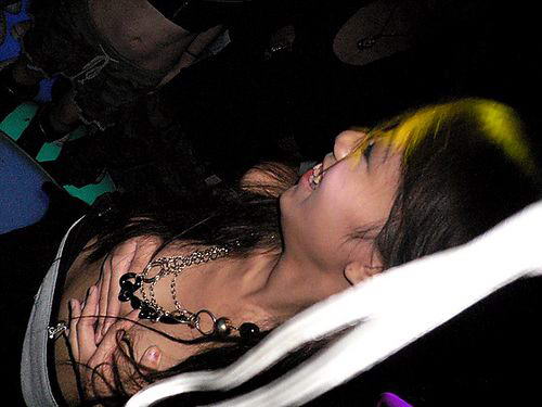 北京酒吧黑夜里疯玩的女人