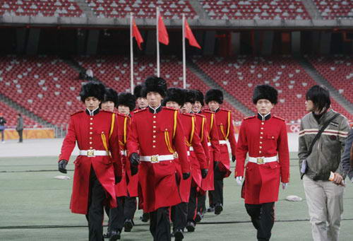 “鸟巢”保安换穿新式礼兵服(组图)