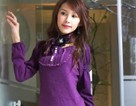 巧搭深色约会装穿出冬季的甜美(图)