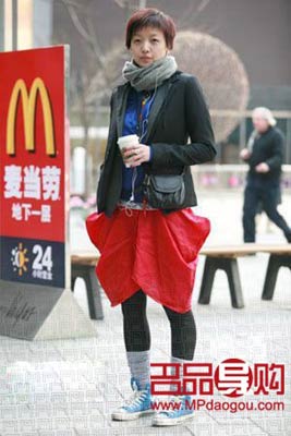 红色个性裙装十分个性