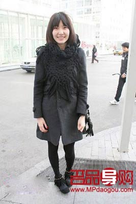 鞋子的流苏装饰更添时髦感