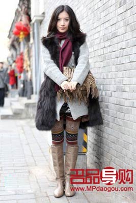 格纹袜子演绎出校园般的青春俏皮