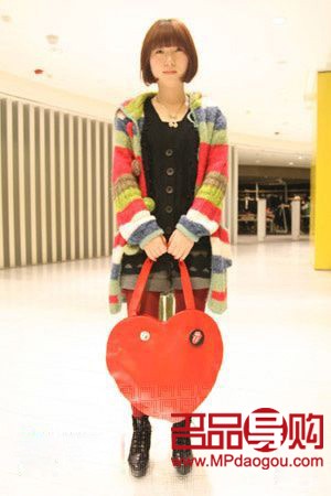 桃心形的漆皮大背包可爱又抢眼