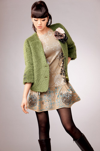 早春最俏短打扮敲醒沉睡女