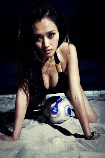 可爱足球宝贝户外清凉照