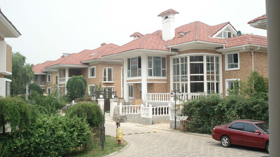 图为西山别墅区“北京较为特殊的城市规划造就了富人区的回归。”北京城市规划设计研究院高级工程师高毅存认为，国外比较成熟的富人区比如好莱坞的比弗利山庄等都在风景优美的郊外，但北京存在核心功能区集中于市中心和交通时间成本不断增加的特点，使富人区出现了由郊外向中心回归的趋势。