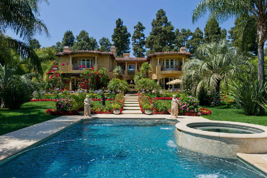 综观全球，几乎没有哪个富人区是市政规划的结果，恐怕，也没有哪一个政府或开发商有本事将富豪们聚拢在一个指定的生活区域。