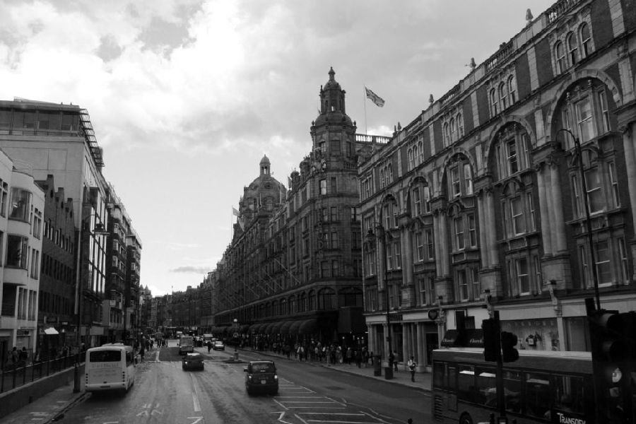 伦敦富人区Knightsbridge还有些人甚至已经把触角伸向了国外。2010年9月4日，在伦敦富人区Knightsbridge，英国著名房地产机构莱坊所代理的一处五卧室的房屋就被一名中国客户以2600多万美元的价格买走。在英国等不少国家做地产销售的人们都会表示：“我们做梦都想碰到中国客户，他们腰缠万贯，且全是现金支付。”