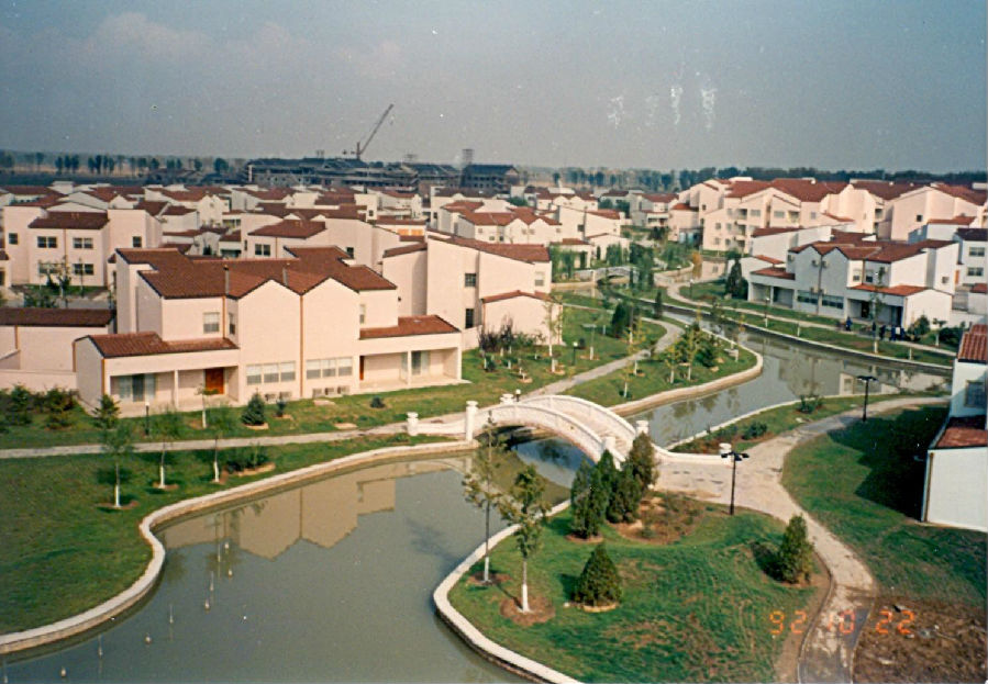 丽京花园别墅就北京而言，从上世纪90年代的方庄、亚运村、望京到后来的中关村，从丽京花园别墅、紫玉山庄、名都园别墅到后来的贡院六号、银泰中心、昆仑公寓，如今，在“一山、两河、三线、四高”的分布之势下，更是有着数百个别墅项目，总建筑面积超过1000万平方米。