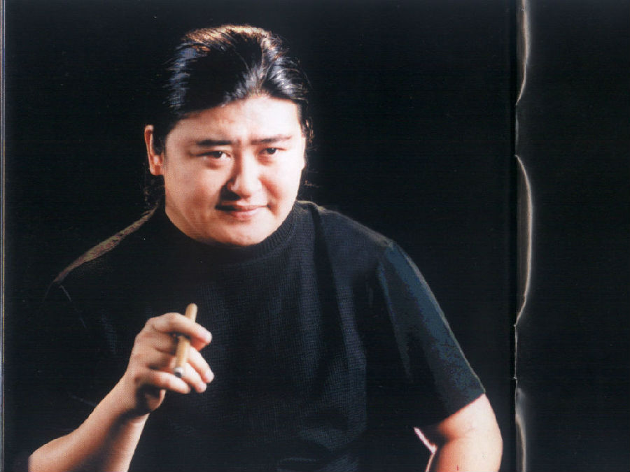 刘欢是亚运村最早的首批业主买房人之一。外国人和明星成为亚运村的首批业主。刘欢是最早的买房人之一。张健记得当时媒体报道说，刘欢拿的是内部价，1200元／平方米