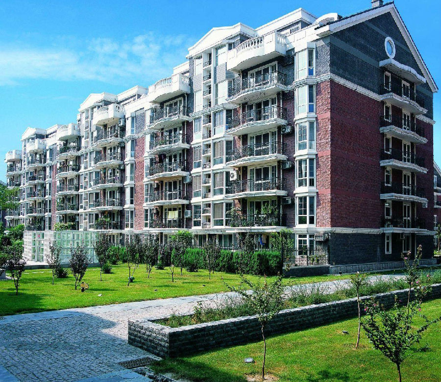 图为万泉新新家园万柳地区的第一个高端项目就是著名的万泉新新家园，是北京第一个号称面向特定人群销售的项目。据开发商在业主大会上讲，一位著名歌星来买房，但被婉拒，因为这里都是知识精英，演艺明星是服务知识精英的，住一起不合适。话音未落，全场掌声。从此，知识精英领地和教育地产云集就成为万柳富人区的特色标签。据说，中关村大佬级人物丁磊、冯军等都在这里拥有豪宅。