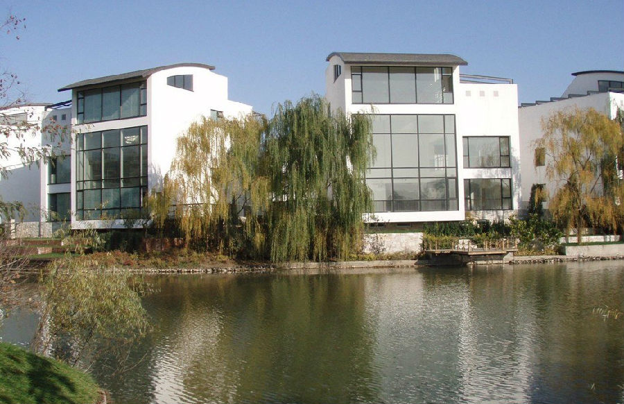 紫玉山庄就北京而言，从上世纪90年代的方庄、亚运村、望京到后来的中关村，从丽京花园别墅、紫玉山庄、名都园别墅到后来的贡院六号、银泰中心、昆仑公寓，如今，在“一山、两河、三线、四高”的分布之势下，更是有着数百个别墅项目，总建筑面积超过1000万平方米。