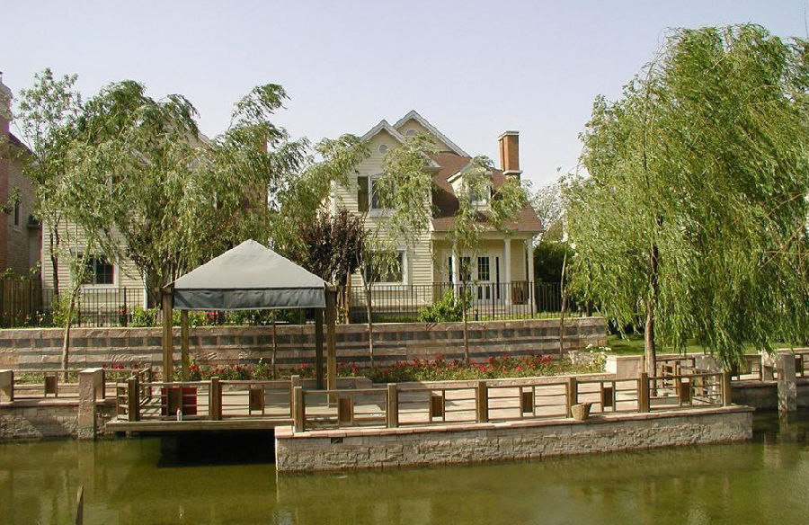 图为西山别墅区而北京郊外的富人区也没有停下脚步，众多娱乐明星是这里的忠实拥趸。除了中央别墅区，北京的郊外富人区在向“一山、两河、三线”扩展。