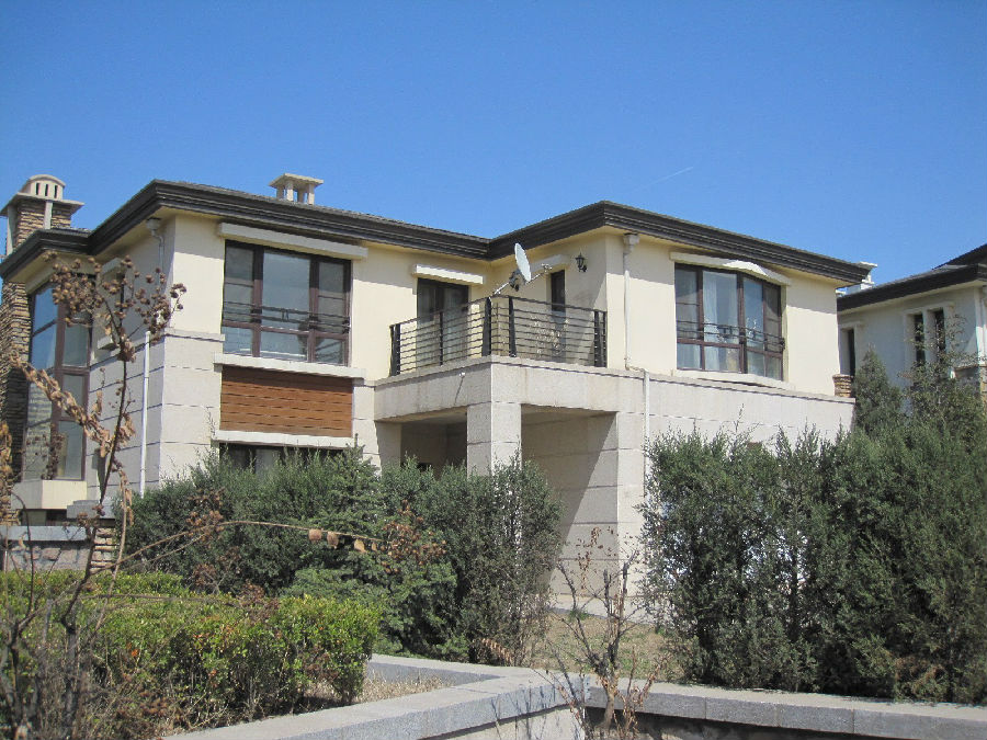 图为东山墅号称“北京首府别墅”的顶级别墅东山墅则是这一富人区内的最新作品。作为距离市中心最近的别墅项目，其虽然位于东四环的路边上，但由于前面有一片树林的遮蔽，显得非常隐蔽。这里的别墅平均价格都在2000万元以上，许多世界五百强企业的高管、驻京首席代表居住于此。