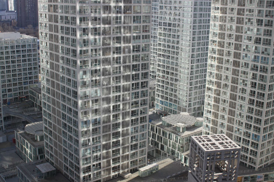 银泰中心就北京而言，从上世纪90年代的方庄、亚运村、望京到后来的中关村，从丽京花园别墅、紫玉山庄、名都园别墅到后来的贡院六号、银泰中心、昆仑公寓，如今，在“一山、两河、三线、四高”的分布之势下，更是有着数百个别墅项目，总建筑面积超过1000万平方米。