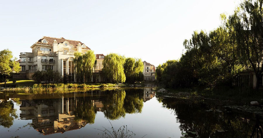 温榆河畔的中央别墅区位于温榆河畔的中央别墅区无疑是北京曝光率最高的别墅区。这里不但是北京四大水系中唯一一条四季常流的天然河，且距离首都机场仅数公里，如此得天独厚的位置自然吸引了众多整日奔忙于机场和住地之间的明星大腕们，这里正是众多演艺界人士的圈子所在。