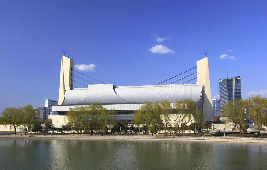 拿大哥大，开汽车，住亚运村”成了北京有钱人的标准。“拿大哥大，开汽车，住亚运村”成了北京有钱人的标准。但在很多人看来，亚运村还算不上真正的“富人区”，充其量算是“大款抱团儿”。“因为许多人是租住在此，并非真正业主，是为了充个大款的门面好做生意。”而且，张健认为，交通不便、商住过多，亚运村在成为富人区的道路上可谓先天不足，后来的逐渐衰落也就不足为奇了。