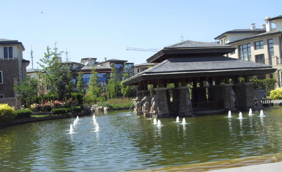 位于温榆河畔的中央别墅区无疑是北京曝光率最高的别墅区。这里不但是北京四大水系中唯一一条四季常流的天然河，且距离首都机场仅数公里，如此得天独厚的位置自然吸引了众多整日奔忙于机场和住地之间的明星大腕们，这里正是众多演艺界人士的圈子所在。