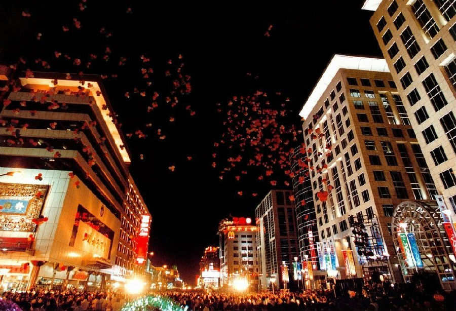 图为王府井大街与众多明星流连郊外风景相反，越来越多的富人正在向城市核心回归。随着北京压力的加大和生活节奏的加快，许多商务人士开始意识到居住在郊区别墅时间成本太大，因此，兼具景观、交通优势的城市景观区域楼盘开始成为他们的新目标。王府井商圈、东四的四合院区、昆玉河流域与朝阳公园板块等无疑是其中的代表之作。