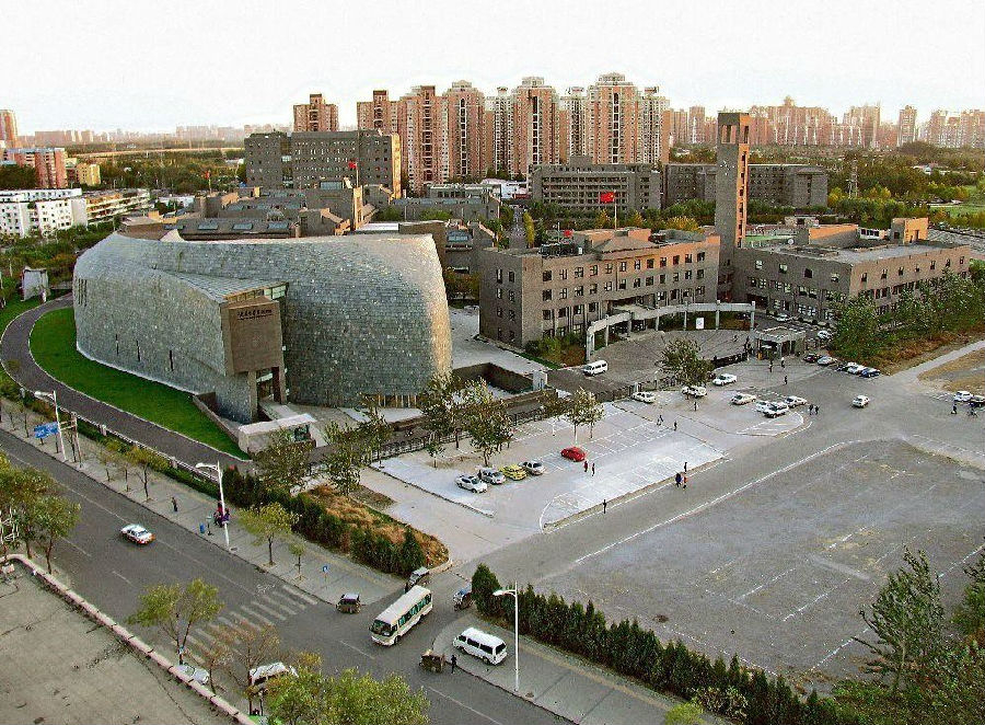 谁曾想就是这无奈之举促成了北京乃至全国第一个富人区的诞生。1990年北京亚运会是中国开始崛起的标志性事件，也同样是北京进行现代化城市建设的开端。“运动会闭幕后亚运村的房子整整荒了一年，如何处理成了难题。后来成立了北辰集团，开始出租亚运村汇源公寓。”原北辰集团副总经理张斌说，谁曾想就是这无奈之举促成了北京乃至全国第一个富人区的诞生。