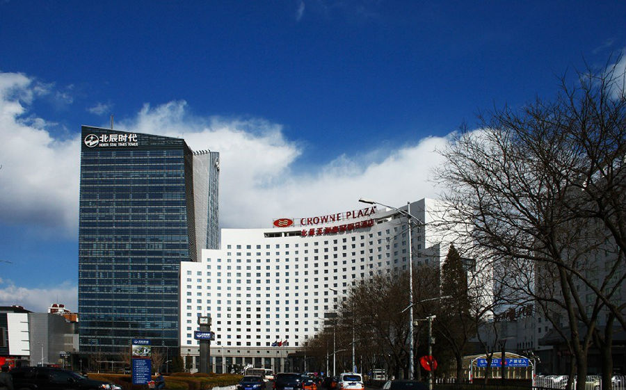 1990年北京亚运会是中国开始崛起的标志性事件1995年，当北京媒体第一次提出富人区的概念，当时的明星据点——方庄和亚运村聚集的是全国人民惊奇的目光。而十几年后的今天，当任志强喊出“给富人盖房”的口号时，占据京城“一山、两河、三线”的遍地豪宅已经为社会大众所普遍接受。富人区的存在，仿佛一面镜子，折射出一个城市与社会的沧桑巨变。“充大款”，这是上世纪八九十年代的首都流行语，意在形容在改革开放大潮中先富起来的一代，他们“拿大哥大，开汽车，住亚运村”，但还算不上是真正的富人。而此时的富人区无论是硬件还是服务也同样远未达标，选择住在这里的人们，大多只是为给自己贴上一个“富人”的标签而已。