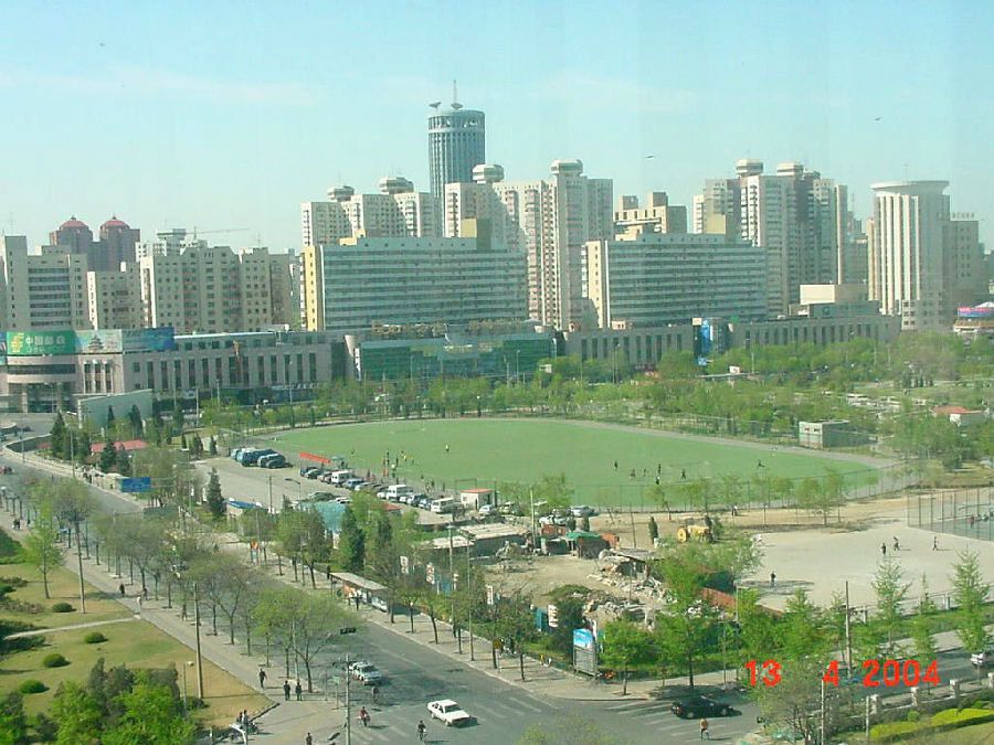 于是，方庄的房价从1998年最高时的16000元/平方米跌到6000元/平方米，今天依然在20000元/平方米左右徘徊，即使是在房价普遍偏低的南城，也已经是泯然众人。后来，我们这几栋小楼里的一些名人，如乔老爷子、吴冠中、姜昆等都搬走了。