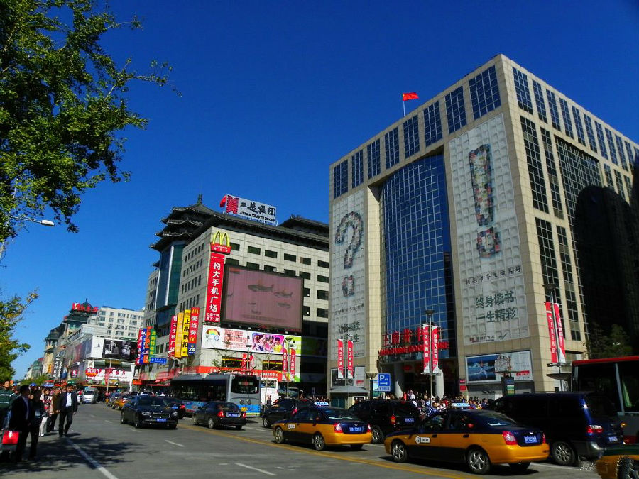 图为王府井商业街王府世纪这座空中花园、室内游泳池俱全的豪宅最大的特色在于其地理位置，位于王府井商业地区，交通四通八达，北上平安大道，南下长安大街，西去故宫紫禁城。如果天气好，王艳会和老公、孩子一起，坐在花园里一起喝咖啡或者共进早餐，享受紫禁城上空的艳阳。