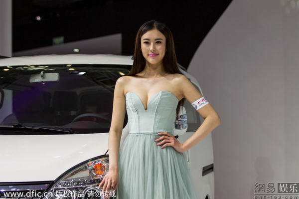 第一车模”兽兽性感亮相北京车展 引车迷疯狂围观