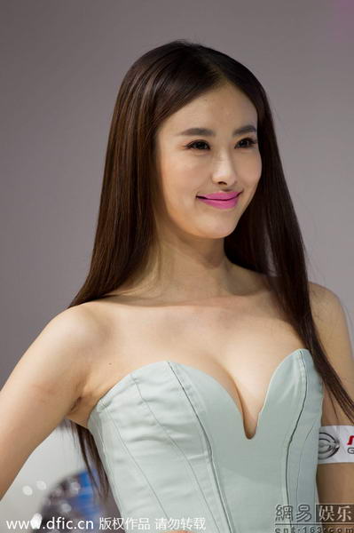 第一车模”兽兽性感亮相北京车展 引车迷疯狂围观