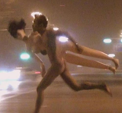 北京街头一对男女带充气娃娃裸奔