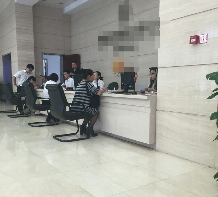 股市太疯狂 北京大妈带百万现金炒股走红