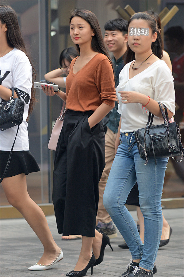 北京多姿多彩的秋装潮女街拍(图)