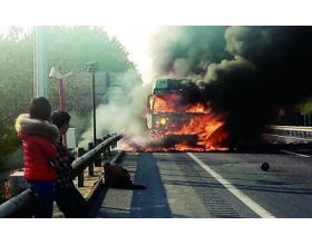 北京东六环马驹桥一货车着火成空壳 司机夫妇逃生