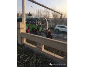 通州一公交车与水泥罐车相撞 4人受伤其中一人重伤