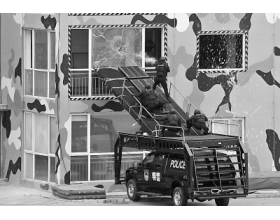 北京特警外国同行前亮绝活 百米射钢丝更胜百步穿杨