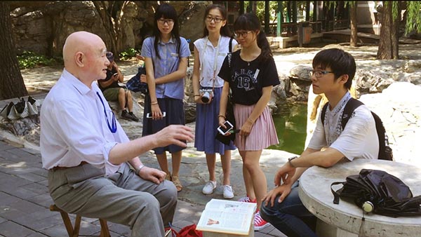 山东大学“红楼寻梦”暑期实践队成员采访游客