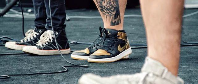 当时的小混蛋已经预感到犯了众怒,因为他打了一个叫王小点儿的军队